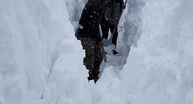 Ovacık'ta besicilerin zorlu kış mesaisi: Hayvanları suya götürmek için metrelerce kalınlıktaki karı kürekle temizlediler