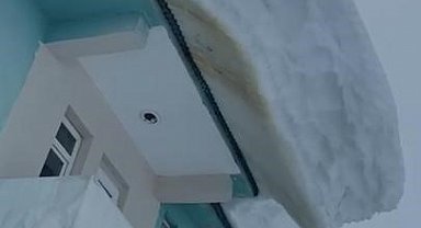 Ovacık'ta bina çatılarında sarkan kar kütleleri hayrete düşürdü