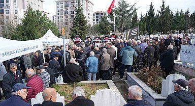 Ozan Arif, 7. ölüm yıl dönümünde mezarı başında anıldı