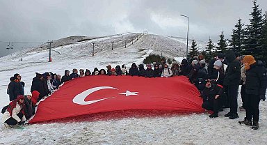 Özel eğitim öğrencileri Akdağ zirvesinde Türk bayrağı açtı
