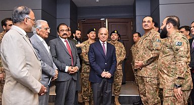 Pakistan Başbakanı Şerif, Genelkurmay Karargahı'nda askeri yetkililerle bir araya geldi