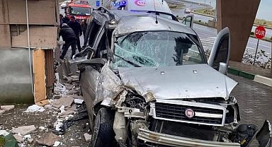 Panelvan araç hastanenin güvenlik kulübesine çarptı; baba ve oğlu yaralandı