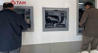 Para çekemediği ATM'yi balyozla parçaladı