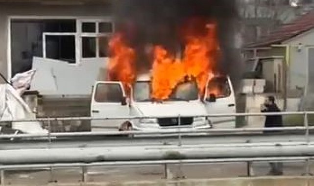 Park halindeki araç alev alev yandı