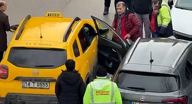 Park halindeki aracın açılan kapısına taksi çarptı