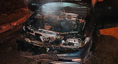 Park halindeki otomobil alev alev yandı