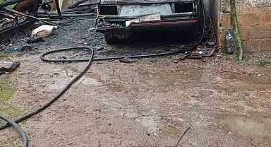 Park halindeki otomobilde çıkan yangın eve sıçradı