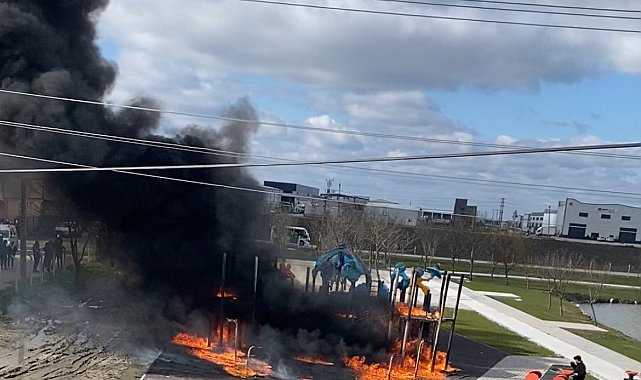 Parkta oyun grupları alev alev yandı