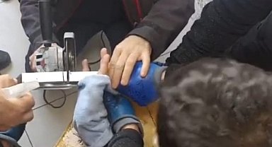 Parmağı akıllı tahtaya sıkışan öğrenci itfaiye ekiplerince kurtarıldı