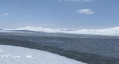 Patnos Barajı, karla örtülü dağlar ve mavi rengiyle büyüledi