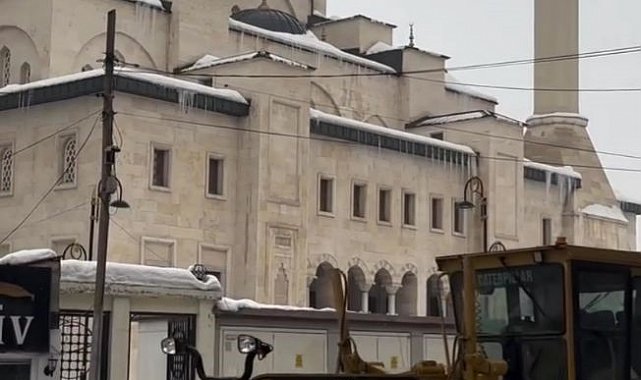 Patnos'ta kar temizleme çalışması aralıksız sürdürülüyor