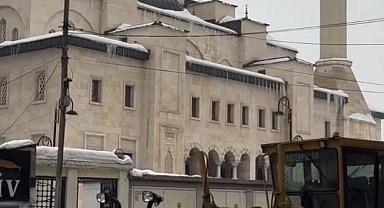 Patnos'ta kar temizleme çalışması aralıksız sürdürülüyor