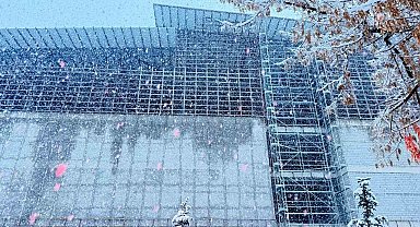 Patnos'ta sıcak hava yerini kar yağışına bıraktı