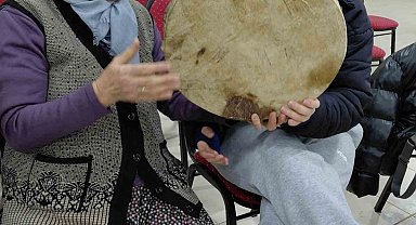 Pazarlar'da halk oyunları kursunda seslendirilen yöresel ezgiler