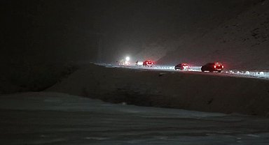 Pervari ve Şirvan'da kar yağışı köy yollarını kapattı, mahsur kalan araçlar kurtarıldı