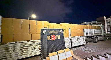 Polis 1 tır dolusu kaçak boş makaron ele geçirdi