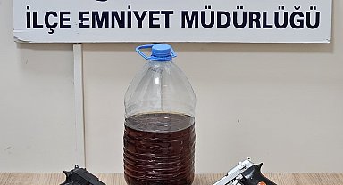 Polis iş yerine yaptığı baskında ruhsatsız silah ve bıçak ele geçirdi