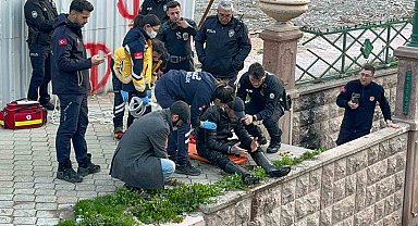 Porsuk Çayı'na düşen şahıs sarkıtılan iple çıkarıldı