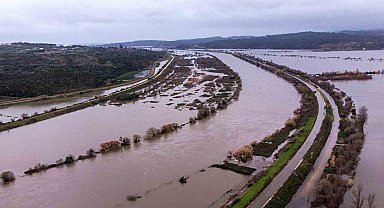 Portekiz'i fırtına vurdu: 1 kişi sel suyuna kapılarak hayatını kaybetti
