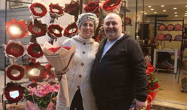 "11 kez istedim, 11'incide aldım" dedi, 26 yıllık aşkını gül ile taçlandırdı
