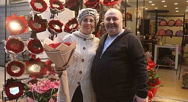 "11 kez istedim, 11'incide aldım" dedi, 26 yıllık aşkını gül ile taçlandırdı