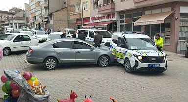 "Dur" ihtarına uymadı, ekip otosuna çarptı: Yaya kaçarken yakalandı