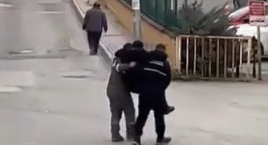Rahatsızlanan yaşlı vatandaşı belediye işçileri kucaklarında taşıdı
