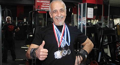 Rakip bulamayan ve gençlerle yarışan 65 yaşındaki Hakkı Bozat 420 kilo kaldırdı