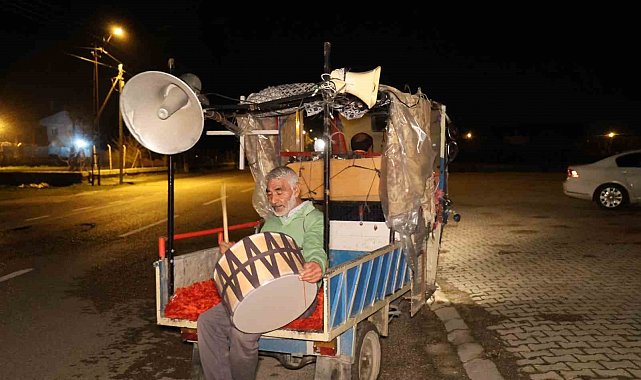 Ramazan davulcusundan hem geleneksel hem teknolojik yöntem