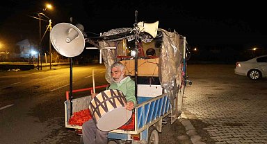 Ramazan davulcusundan hem geleneksel hem teknolojik yöntem