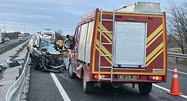 Refüje çarpan hafif ticari araç ile tır çarpıştı: 1 ölü