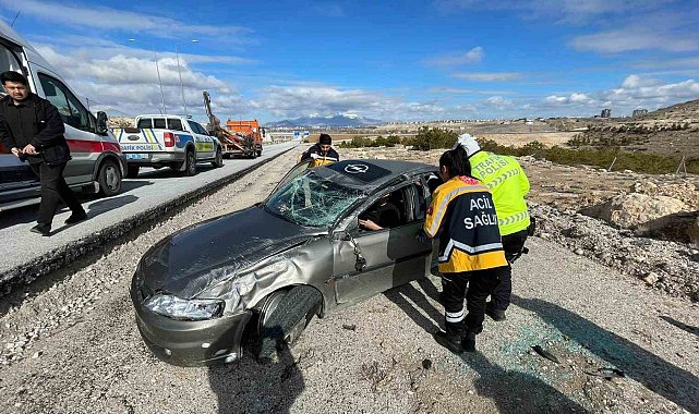 Refüje çarpan otomobil şarampole takla attı: 1 yaralı