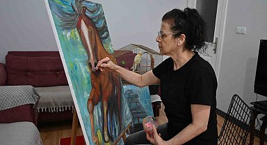 Ressamı depremde elinde tuttuğu fırça hayata bağladı