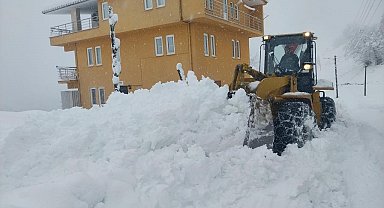 Rize'de 51 köy yolu kar yağışı nedeniyle ulaşıma kapandı