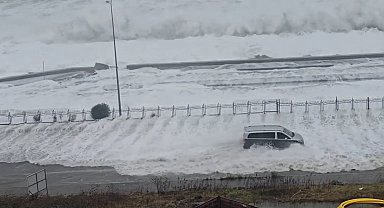 Rize'de dev dalgalar Karadeniz Sahil Yolu'na ulaştı