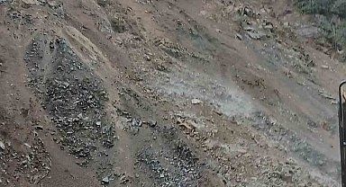 Rize'de heyelan köy yolunu ulaşıma kapattı