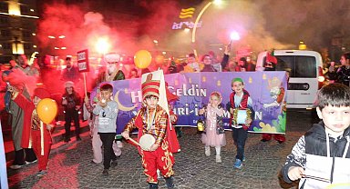 Rize'de minikler ve aileleri Ramazan ayını fener alayı ile karşıladı