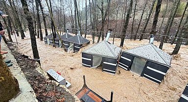 Sağanak Mersin'i vurdu: Dereler taştı, restoran sular altında kaldı