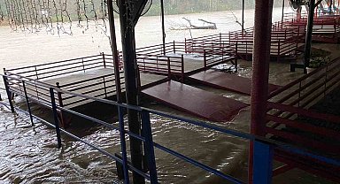 Sağanak sebebiyle Köprüçay taştı, iş yerleri ve araziler sular altında kaldı