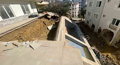 Sağanak sonrası apartman bahçesindeki havuz çöktü, 7 katlı apartman tahliye edildi