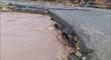 Sağanak sonrası dereler coştu, köprüler hasar aldı