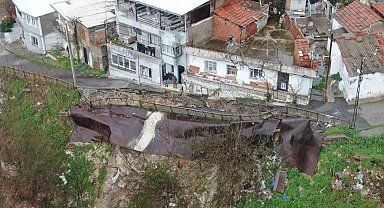 Sağanak sonrası yol çöktü, mahalleyi endişe kapladı