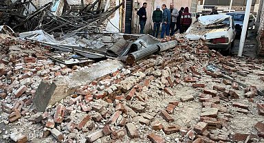 Sağanak yağış Sarıgöl'de metruk bir binayı yıktı