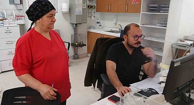 Sağlık çalışanı anne ve oğul birlikte hayat kurtarıyor