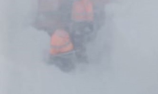 Sahara Geçidi'nde Kara Yolları ekibinin üzerine çığ düştü