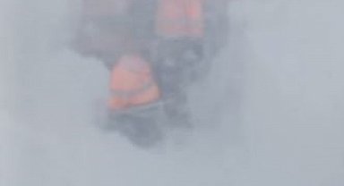 Sahara Geçidi'nde Kara Yolları ekibinin üzerine çığ düştü