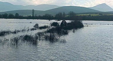 Sakarya Nehri üzerindeki adacıkta balık tutmak isteyen 2 kişi mahsur kaldı