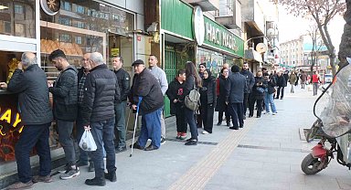 Sakarya'da ilk iftar öncesi metrelerce pide kuyruğu