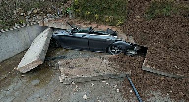 Sakarya'da istinat duvarı çöktü, 3 bina boşaltıldı