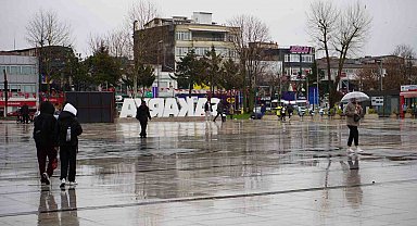 Sakarya'da şehir merkezinde yağmur, yüksek kesimlerde kar etkili oluyor
